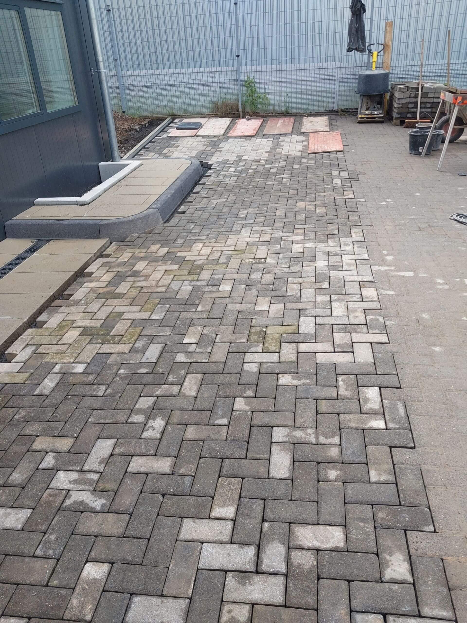 Pflasterarbeiten Hofeinfahrt im Fischgrätmuster – Gebr. Krug GmbH
